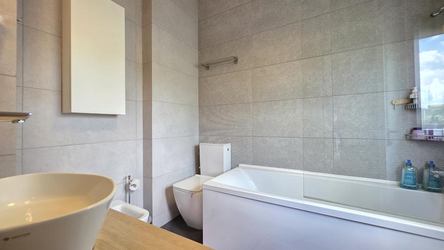 Apartament cu 3 camere semidecomandat în Sud