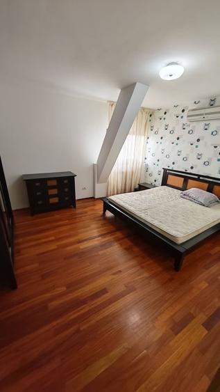Apartament cu 3 camere semidecomandat, mobilat în Badea Cârțan