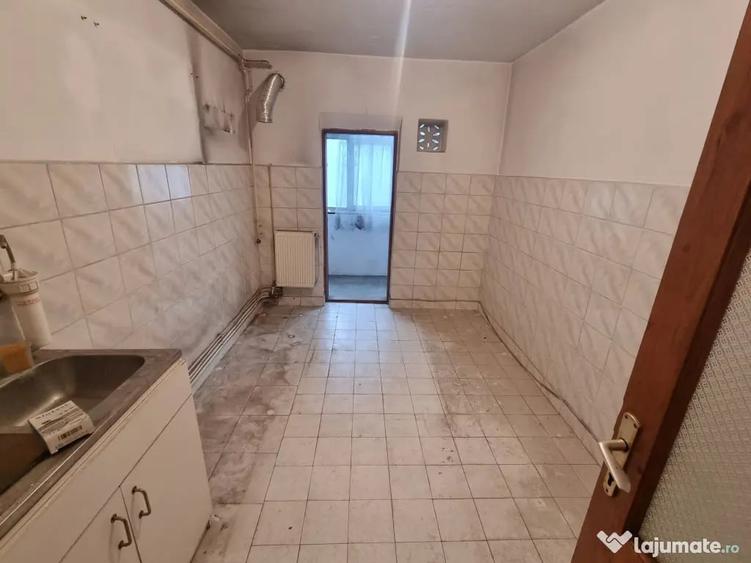 Apartament cu 3 camere decomandat în Ștefan cel Mare