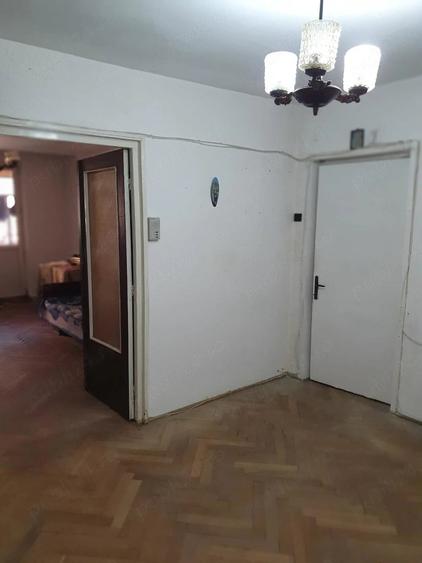 Apartament cu 4 camere semidecomandat în Mărăței