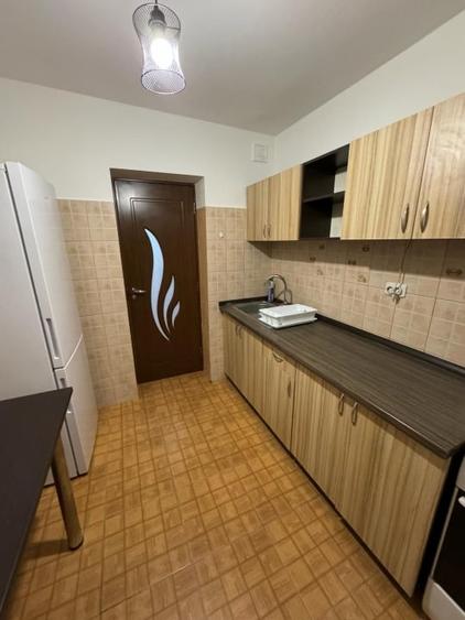 Apartament cu 3 camere semidecomandat, mobilat în Crângași