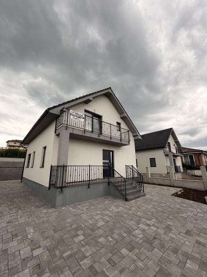 Casă cu 4 camere în Corunca