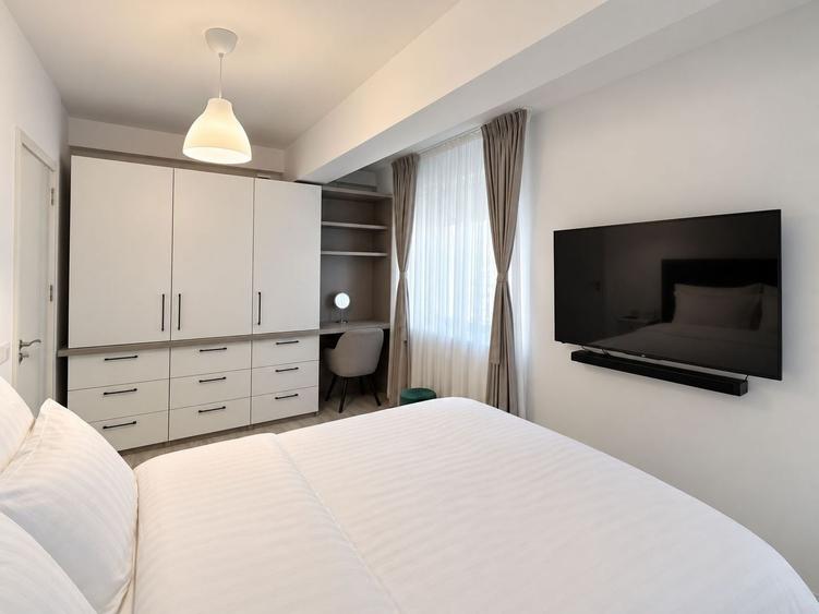 Apartament cu 3 camere semidecomandat, mobilat în Central
