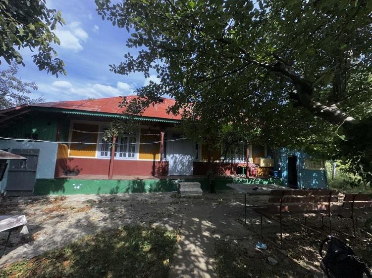 Casă cu 4 camere în Fruntești