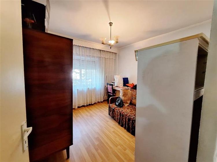 Apartament cu 3 camere semidecomandat în Mioriței