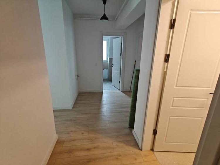 Apartament cu 3 camere semidecomandat în Florești
