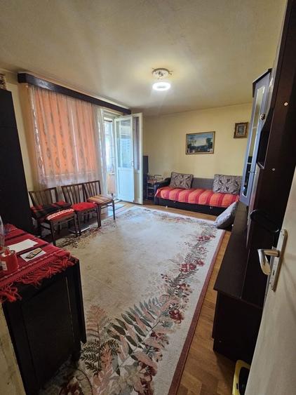Apartament cu 2 camere semidecomandat în Rovine