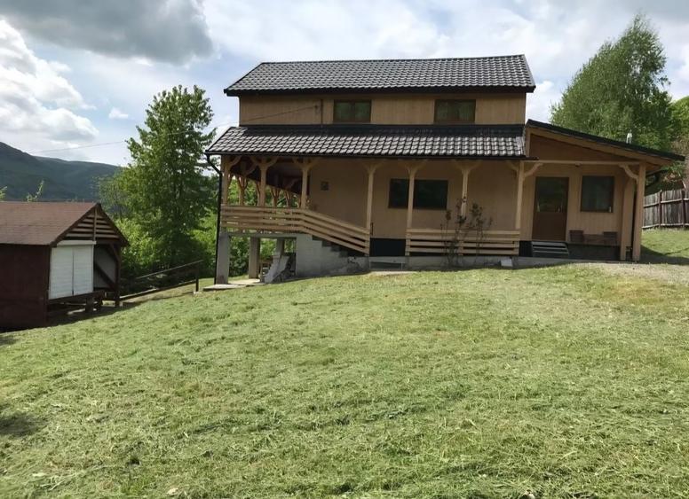 Casă cu 3 camere în Pârâu Mare