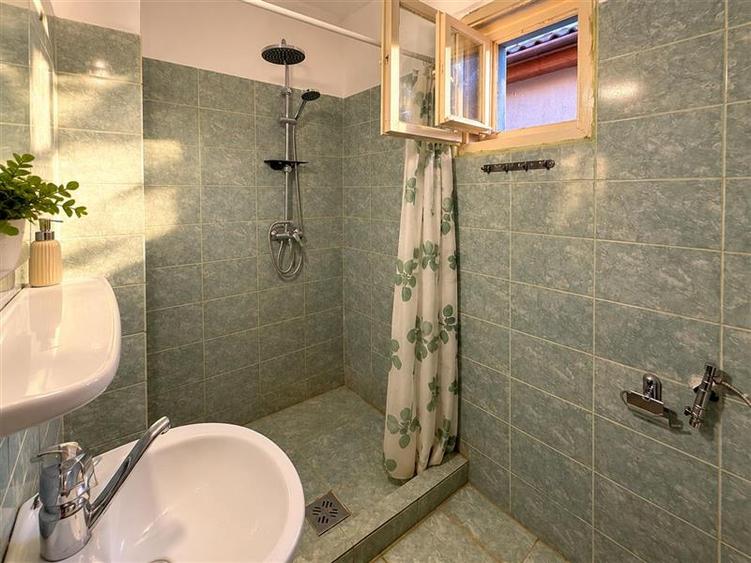 Casă individuală cu 4 camere cu Garaj în Exterior Est