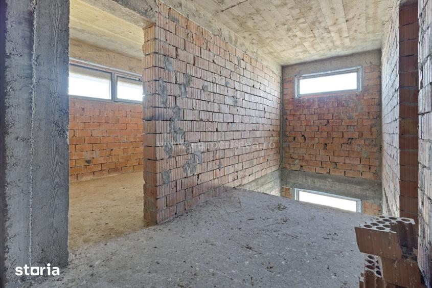 Casă cu 8 camere cu Teren 500 Mp în Schitu