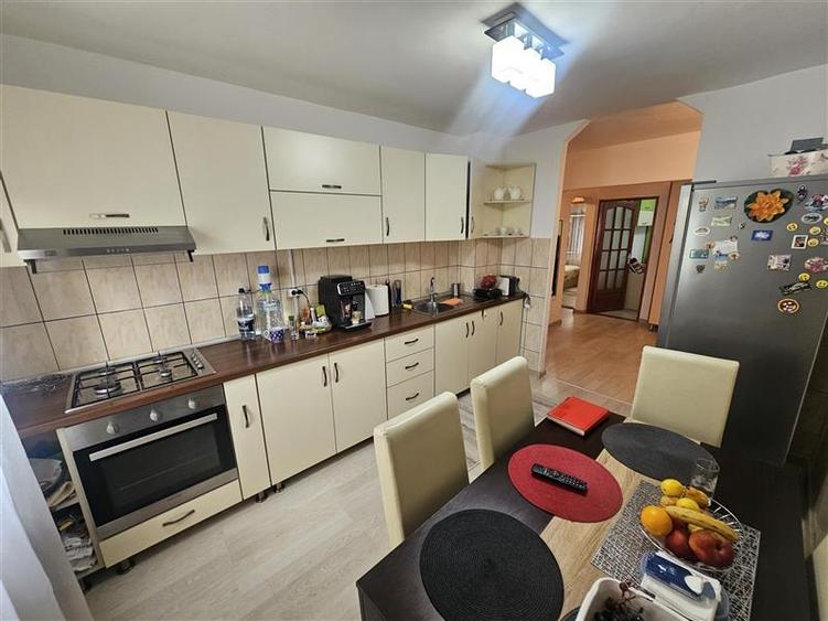 Apartament cu 3 camere decomandat, mobilat în Micro IV