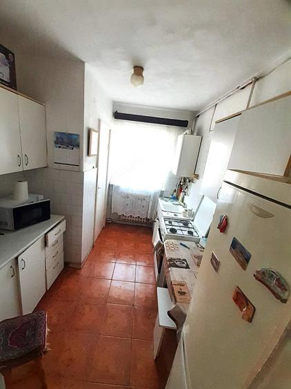 Apartament cu 3 camere semidecomandat în Cetate
