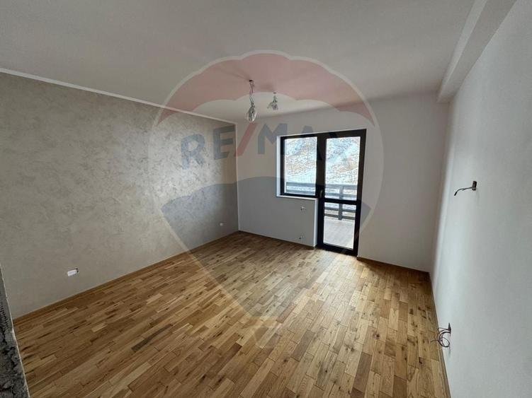 Casă individuală cu 8 camere cu Teren 1550 Mp în Dărmănești