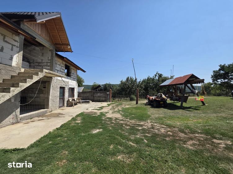Casă cu 6 camere cu Teren 640 Mp în Davidești