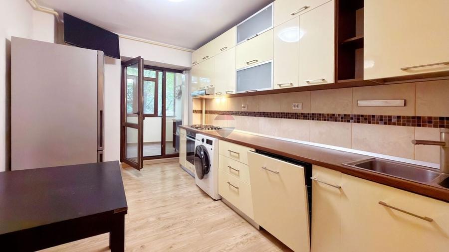 Apartament cu 3 camere decomandat, mobilat în Mihai Bravu
