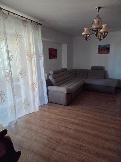 Apartament cu 3 camere decomandat, mobilat în Nicolina