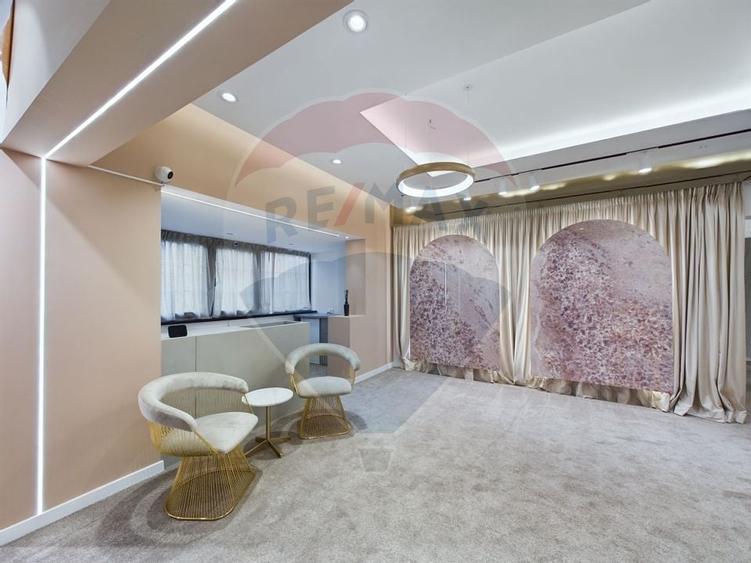 Apartament cu 3 camere semidecomandat în P-ța Dorobanți