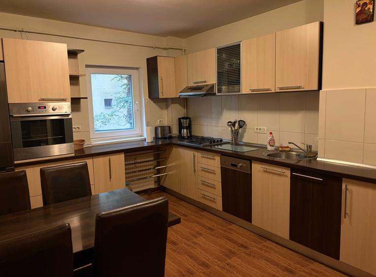 Apartament cu 4 camere decomandat în Torontalului