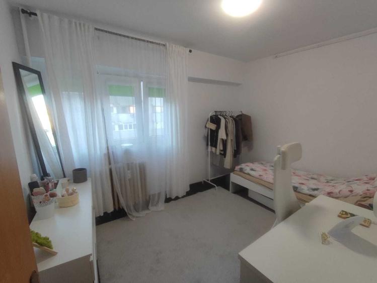 Apartament cu 3 camere semidecomandat în Titulescu
