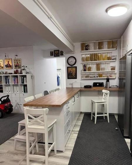Apartament cu 4 camere decomandat în Noua