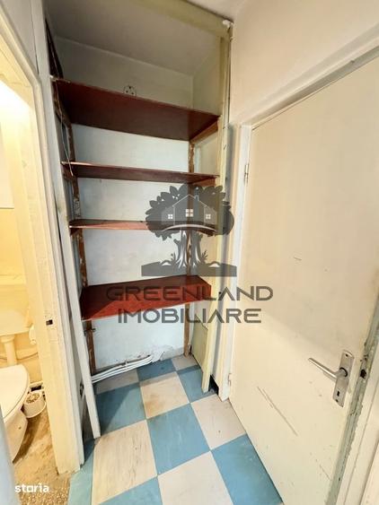 Apartament cu 3 camere semidecomandat în Podu Roș