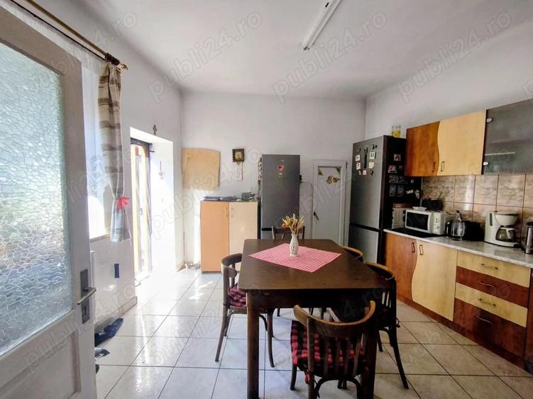 Apartament cu 3 camere decomandat în Schei