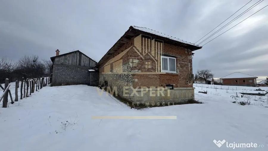Casă cu 4 camere cu Teren 3038 Mp în Albești