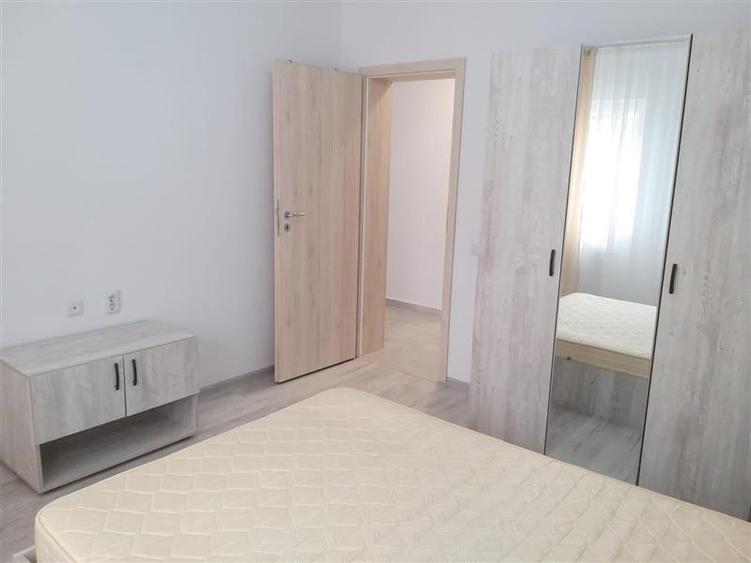 Apartament cu 3 camere decomandat, mobilat în Tractorul