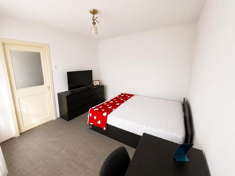 Apartament cu 3 camere nedecomandat, mobilat în Podu Roș