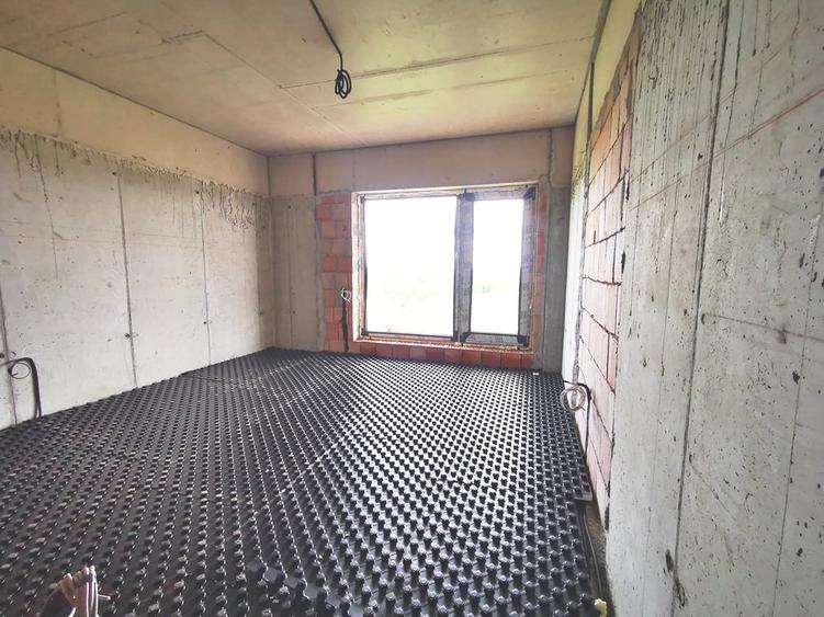 Apartament cu 3 camere decomandat în Sisești