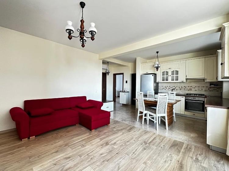 Apartament cu 3 camere decomandat în Europa