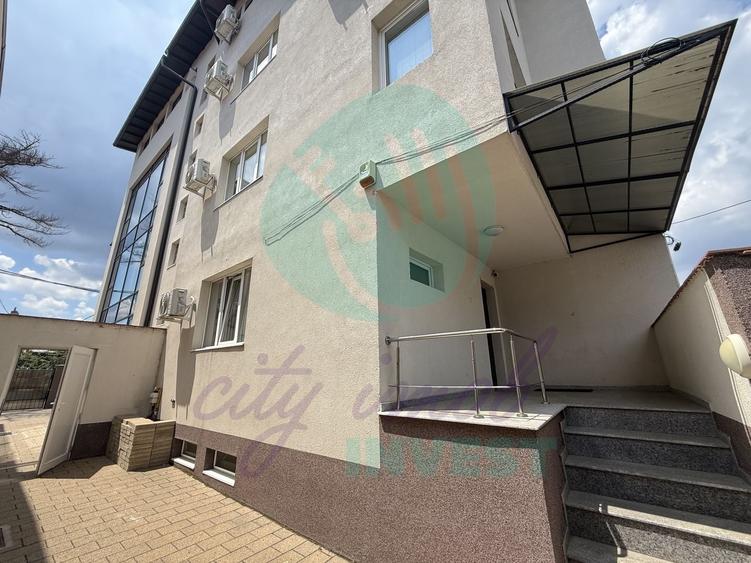 Casă individuală cu 13 camere cu Canalizare în Banu Manta
