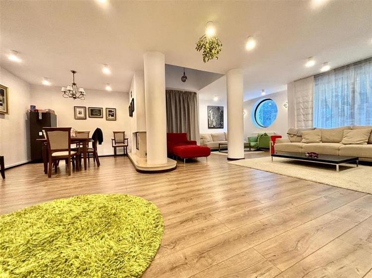 Casă individuală cu 9 camere cu Canalizare în Cioplea