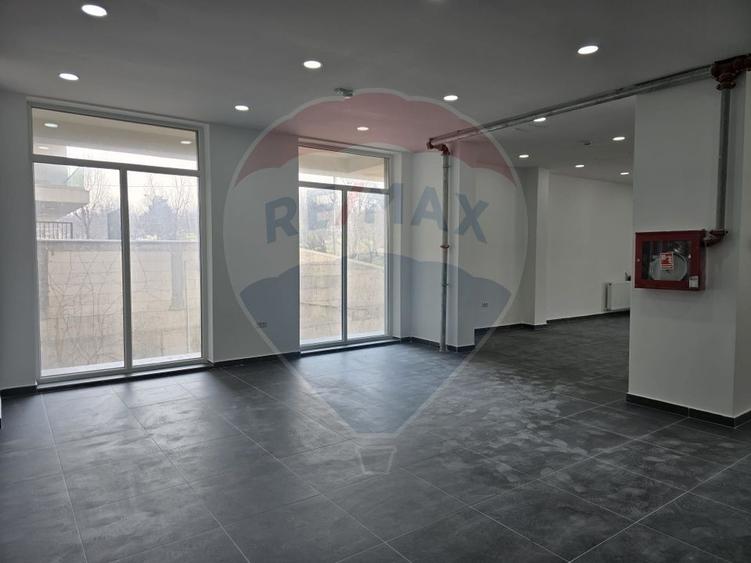 Spațiu comercial, de 400 mp, în Vitan