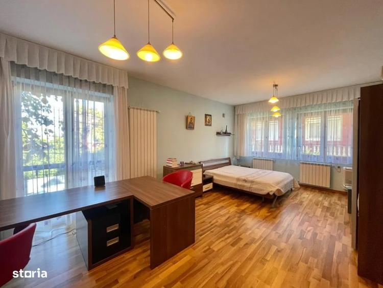 Casă individuală cu 7 camere cu Canalizare în Jiului