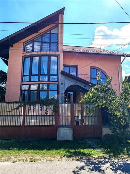 Casă individuală cu 9 camere cu Teren 800 Mp în Hărman