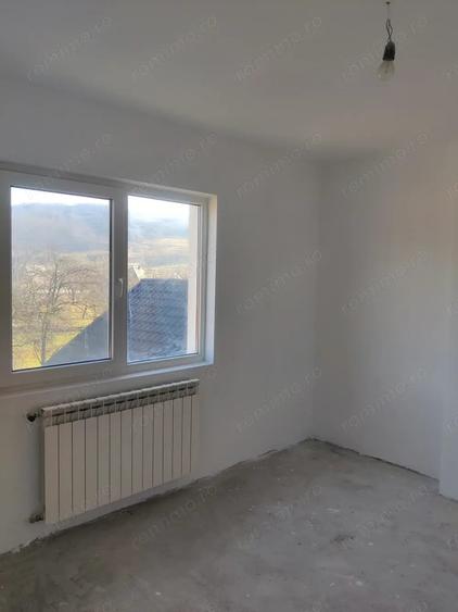 Casă cu 4 camere cu Teren 1000 Mp în Lăpuș