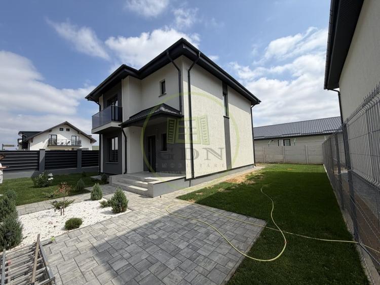 Casă individuală cu 5 camere cu Canalizare în Cârcea
