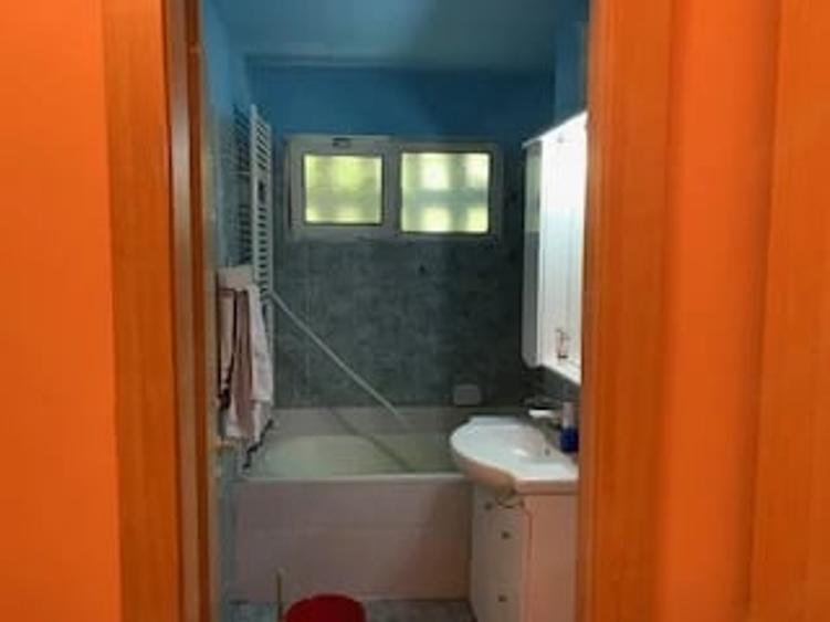 Apartament cu 3 camere decomandat în Girocului