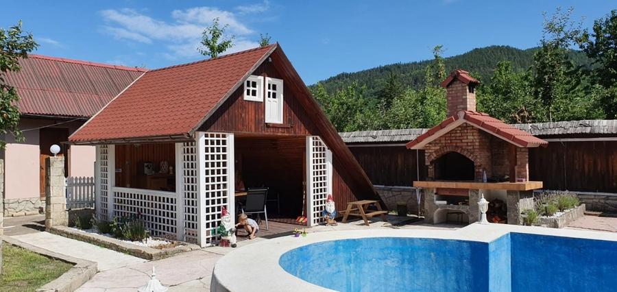 Casă individuală cu 9 camere cu Piscina în Central