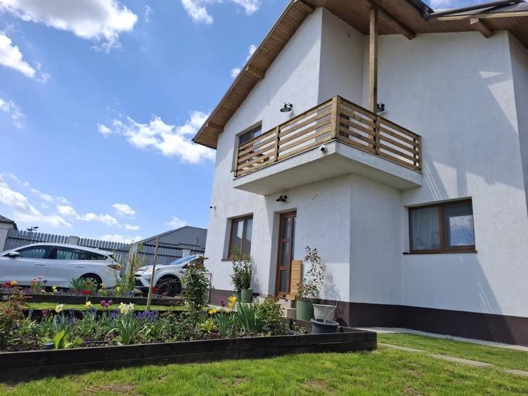 Casă individuală cu 4 camere cu Teren 425 Mp în Săbăreni