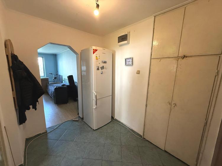 Apartament cu 3 camere semidecomandat, mobilat în Crângași