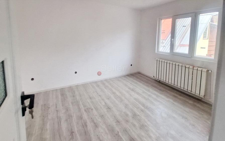 Casă individuală cu 5 camere cu Canalizare în Central