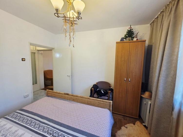 Apartament cu 3 camere semidecomandat în Democrației