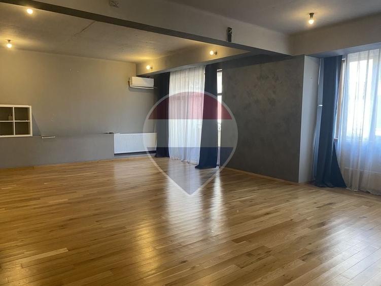 Apartament cu 4 camere decomandat, mobilat în Dacia