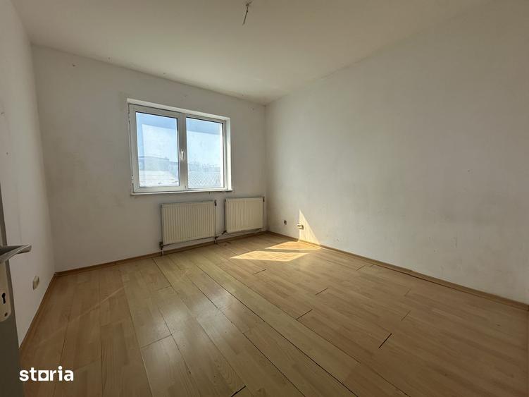 Apartament cu 3 camere semidecomandat în Cornișa
