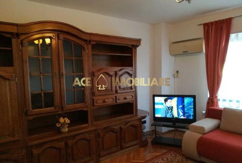 Apartament cu 3 camere decomandat, mobilat în P-ța Sfânta Vineri
