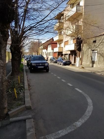 Garsonieră decomandată în Intim
