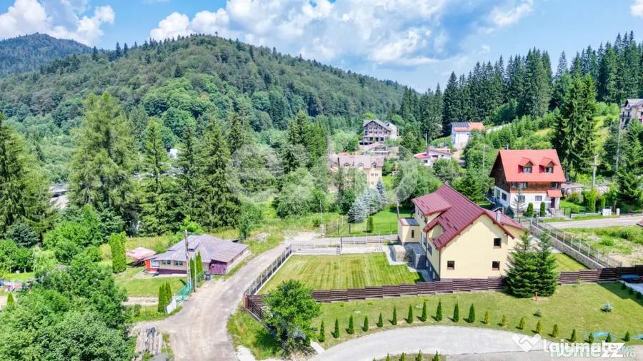 Casă cu 7 camere cu Teren 1000 Mp în Malul Ursului