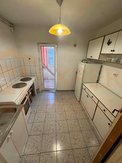 Apartament cu 3 camere semidecomandat, mobilat în Far